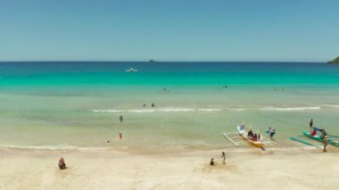 Beyaz kumlu tropik sahil, yukarıdan manzaralı..