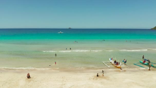 Spiaggia tropicale con sabbia bianca, vista dall'alto. — Video Stock