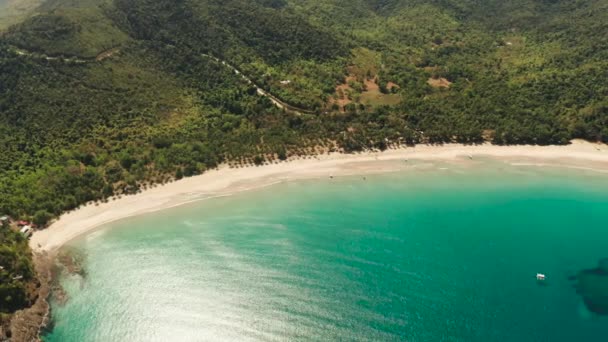 Praia tropical com areia branca, vista de cima. — Vídeo de Stock