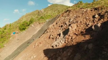 Kaya düşüşü koruma ağı, dağlardaki güvenlik telleri.
