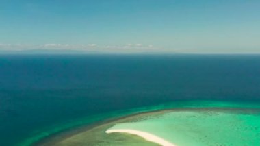 Kumlu bir tropik ada. Palawan, Filipinler
