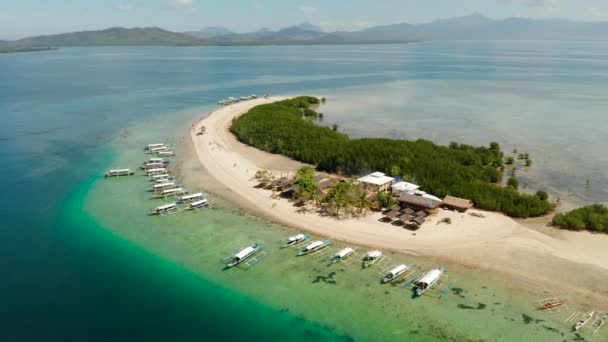 Isola tropicale con spiaggia sabbiosa. Palawan, Filippine — Video Stock