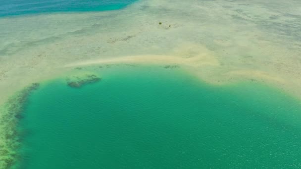 Tropisch landschap met blauwe zee en koraalrif — Stockvideo