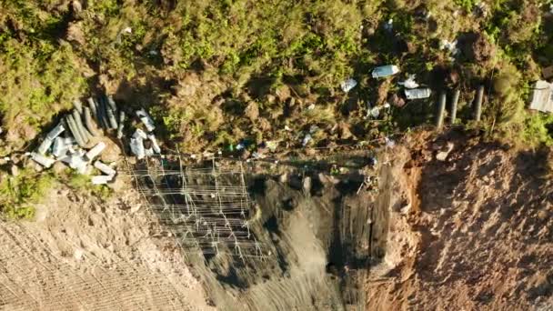 Red de protección contra caídas, malla de alambre de seguridad en las montañas — Vídeo de stock