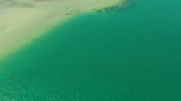 Paisagem tropical com mar azul e recife de coral — Vídeo de Stock