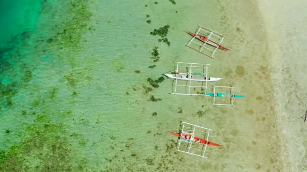 Bateaux à la surface de l'eau turquoise — Video