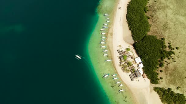 Île tropicale avec plage de sable fin. Palawan, Philippines — Video