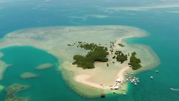 Tropikalna wyspa z piaszczystą plażą. Palawan, Filipiny — Wideo stockowe