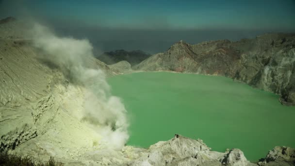 Paisagem montanhosa com lago cratera — Vídeo de Stock