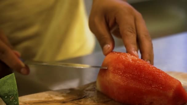 Męskiej ręki kawałki arbuza — Wideo stockowe