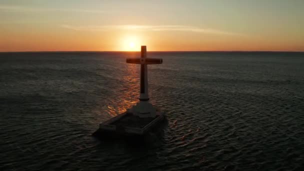 フィリピン、カミグイン島のスンケン墓地の十字架. — ストック動画