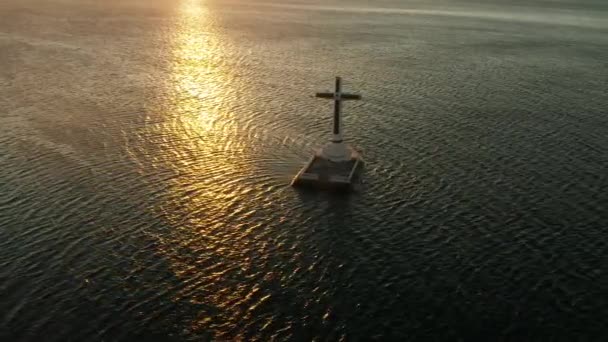 Zatopiony krzyż cmentarny na wyspie Camiguin, Filipiny. — Wideo stockowe