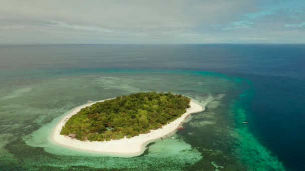 Tropický ostrov s písečnou pláží. Mantigue Island, Filipíny — Stock video