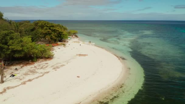 Ilha tropical com praia de areia. Ilha de Mantigue, Filipinas — Vídeo de Stock