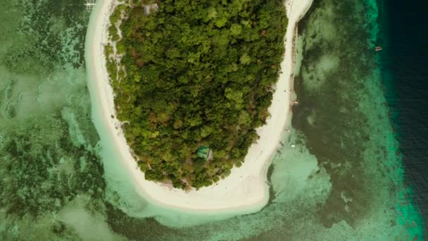 Isla tropical con playa de arena. Isla Mantigue, Filipinas — Vídeos de Stock