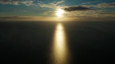 Denizin üzerinde gün batımı.