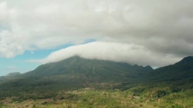 Dağlarla kaplı yağmur ormanları, Filipinler, Camiguin.