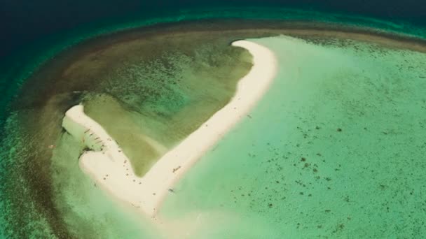 Isola tropicale con spiaggia sabbiosa. Camiguin, Filippine — Video Stock