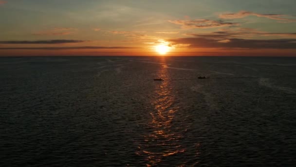 Ciel nuageux sur la mer au coucher du soleil. — Video