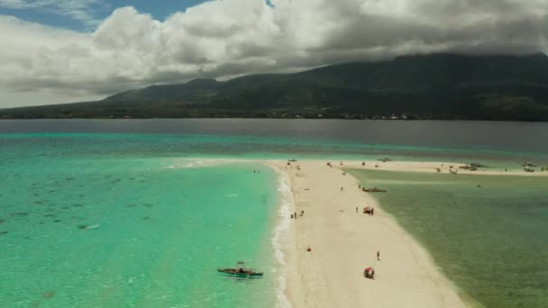 Kumlu bir tropik ada. Camiguin, Filipinler — Stok video