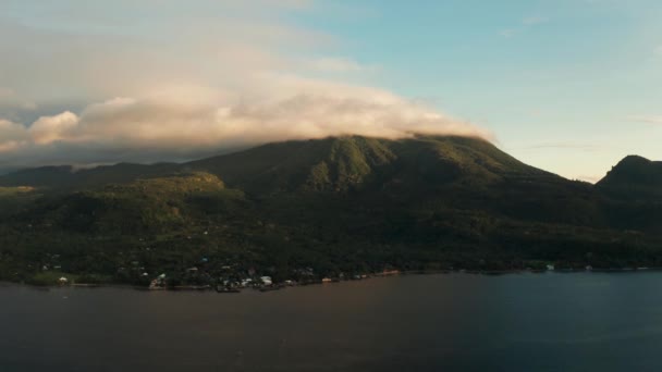 Tropisk ö täckt med moln, Filippinerna, Camiguin. — Stockvideo
