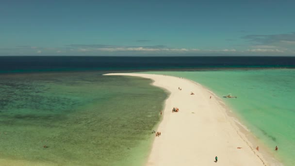 Ilha tropical com praia de areia. Camiguin, Filipinas — Vídeo de Stock