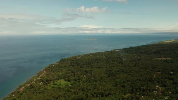 Línea costera en la isla tropical. Isla de Camiguin Filipinas. — Vídeo de stock