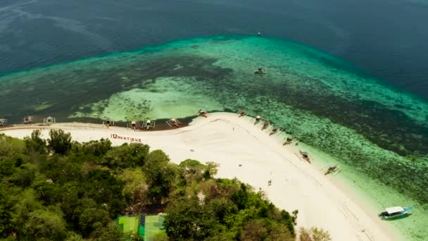 Isola tropicale con spiaggia sabbiosa. Isola di Mantigue, Filippine — Video Stock