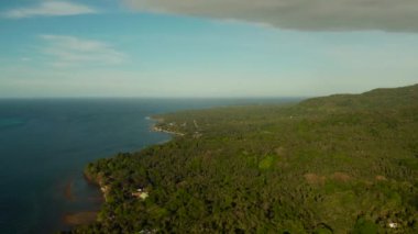 Tropik adanın kıyı şeridi. Camiguin Adası Filipinleri.