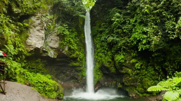 Vackert tropiskt vattenfall Camiguin, Filippinerna. — Stockvideo