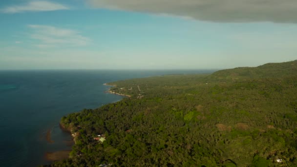 Linha costeira na ilha tropical. Ilha de Camiguin Filipinas. — Vídeo de Stock
