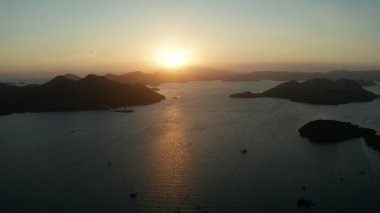 Deniz ve adalar üzerinde gün batımı. Filipinler, Palawan