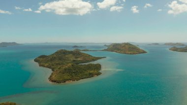 Tropikal adaları, lagünleri, Filipinleri, Palawan 'ı olan bir deniz burnu.