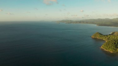 Mavi gölü olan tropik bir ada