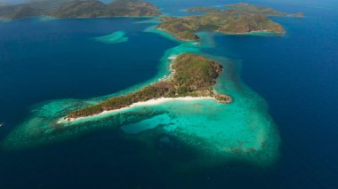 Beyaz kumlu sahili olan küçük bir Torpikal ada..