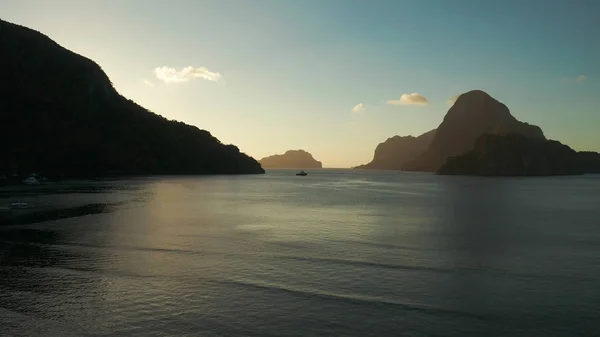 La hermosa bahía al atardecer. Vista aérea. — Foto de Stock