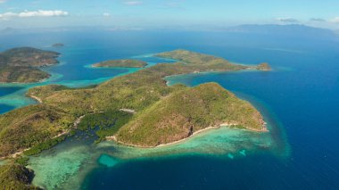 Kumlu plajlı tropik ada, Filipinler, Palawan