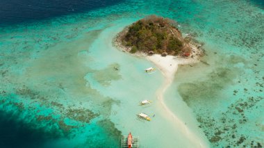 Beyaz kumlu sahili olan küçük torpik bir ada..
