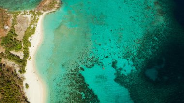 Beyaz kumlu sahili olan küçük bir Torpikal ada..