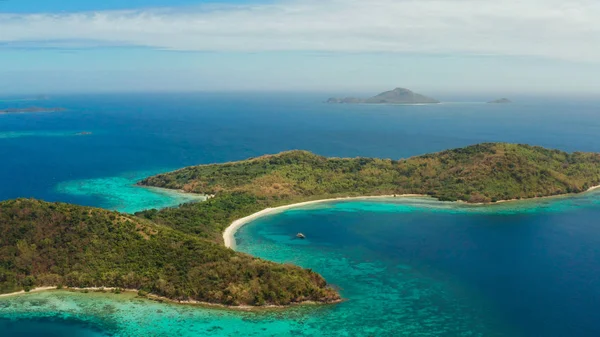 Ilha tropical com praia de areia, Filipinas, Palawan — Fotografia de Stock
