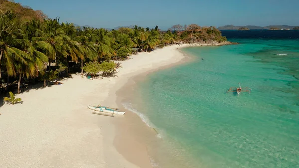 Isla tópica con playa de arena blanca, vista superior. — Foto de Stock