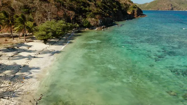 Isla tópica con playa de arena blanca, vista superior. — Foto de Stock