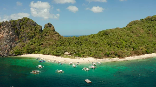 Isla tropical con playa de arena. El nido, Filipinas — Foto de Stock