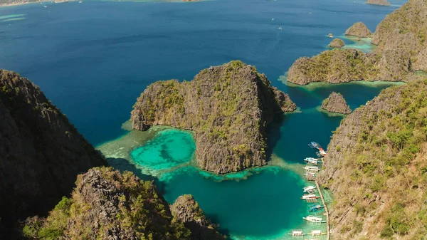 Paisaje marino con lagunas y agua turquesa — Foto de Stock