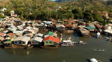 Suda, Filipinlerde, Palawan 'da balıkçıların evleri