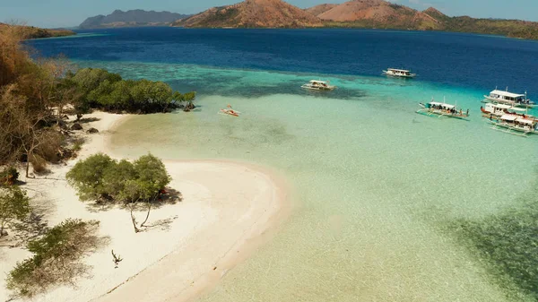 Pequena ilha tórpica com praia de areia branca, vista superior. — Fotografia de Stock