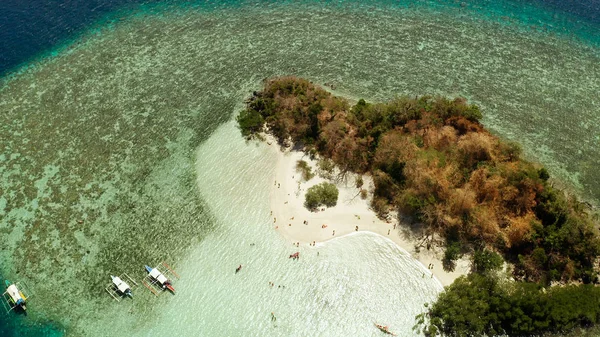 Pequeña isla tópica con playa de arena blanca, vista superior. —  Fotos de Stock