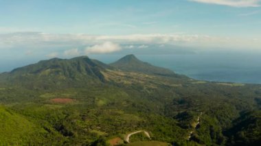 Tropikal deniz kıyıları, dağlar