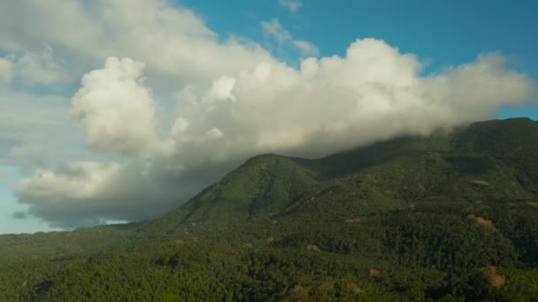 Dağlar bulutlarla kaplı, Filipinler, Camiguin. — Stok video