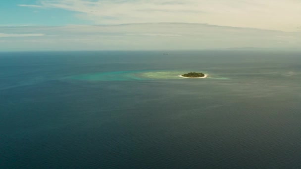 Tropický ostrov s písečnou pláží. Mantigue Island, Filipíny — Stock video